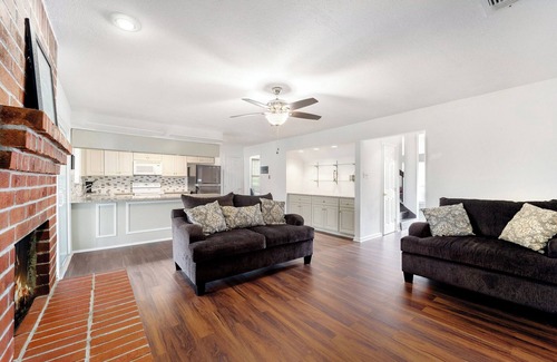 Northeast Houston House | 3-Bedroom Retreat with Sunroom – Near Downtown