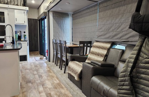 Moses Lake House | 3-bedroom RV in charming mardon resort on the golf course. Pets ok with AC, WiFi