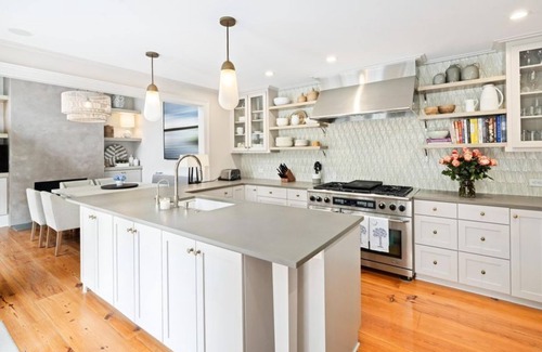 South of Broad Apartment | 3 Bedroom Single family L-554351 by Houzlet