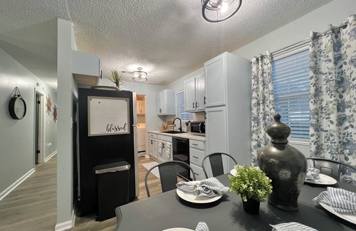 Alexandria House | 3 Bedroom Sleeps 8 - Close to Downtown Fun, Medical Center & Shopping,