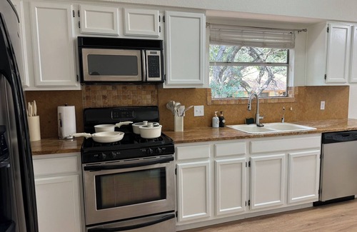 McNeil House | 3-bedroom spacious house in peaceful Cedar Park with sauna and patio