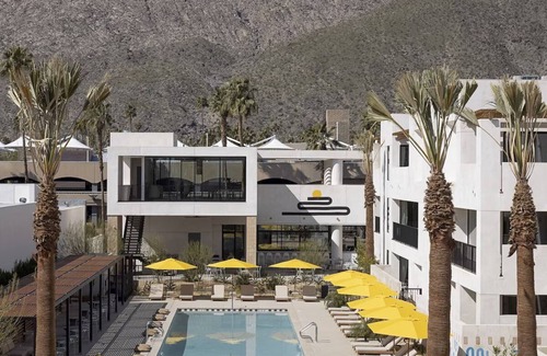 Downtown Palm Springs Hotel | 3 Bedroom Suite/Downtown Palm Springs/Full Kitchen and Living Area