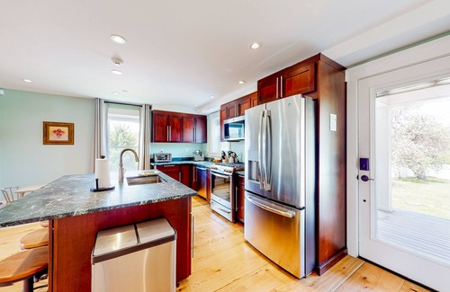 Waterbury Center Apartment | 3-bedroom suite in a vintage farmhouse with on-site hot tub - near ski/hike/bike