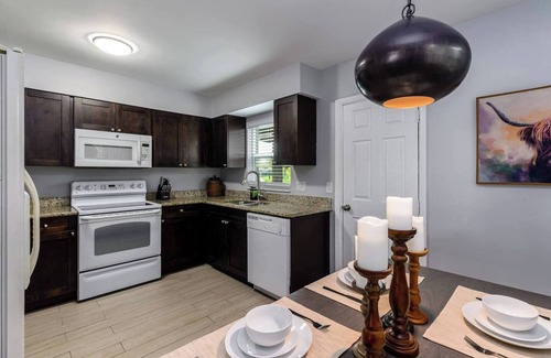 Sun Bay South House | 3 Bedroom Tampa Farmhouse - NEWLY RENOVATED