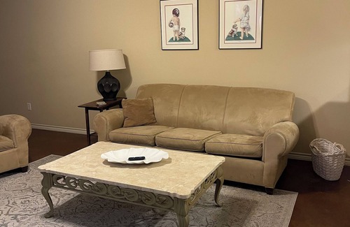 Wellborn House | 3-bedroom townhome in tranquil College Station with AC