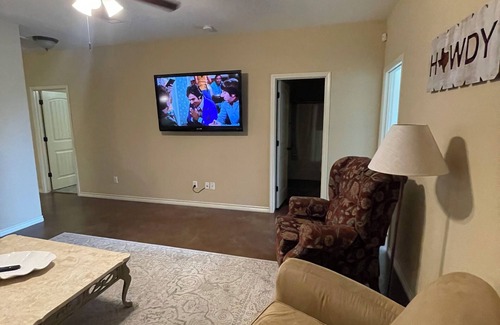 Wellborn House | 3-bedroom townhome in tranquil College Station with AC