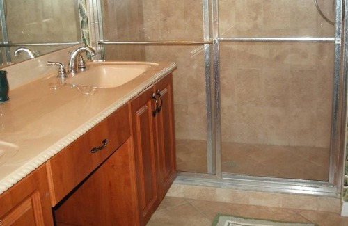 Gateway House | 3 Bedroom Townhome 96162 by Houzlet