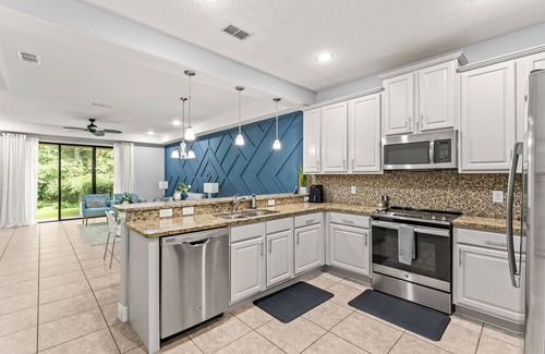 Four Corners House | 3-bedroom townhome in Champions Gate. With A/C, gym, swimming pool and jacuzzi.