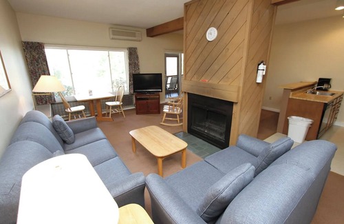 Plymouth House | 3-bedroom townhome in wonderful Ashland, NH with WiFi, AC
