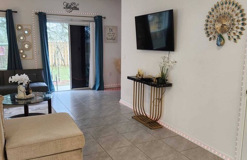 Northside House | 3-bedroom townhome in brilliant Jacksonville with WiFi, AC perfect distance.