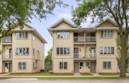 Longfellow House | 3-bedroom townhome with king beds two car attached garage two pull out couches