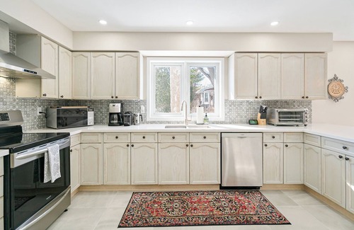Historic Old Town House | 3 Bedroom Updated Bungalow Old Town Niagara-on-the-Lake