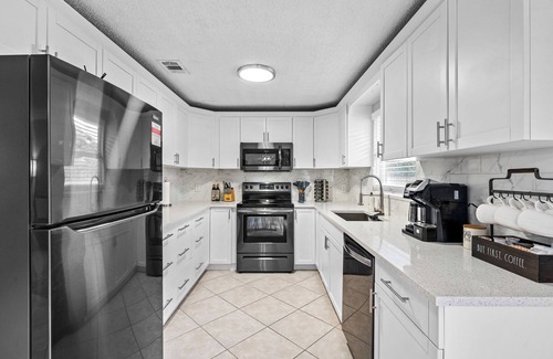 Port Saint Lucie House | 3-bedroom vacation home 12 minutes from Port St. Lucie Botanical Gardens