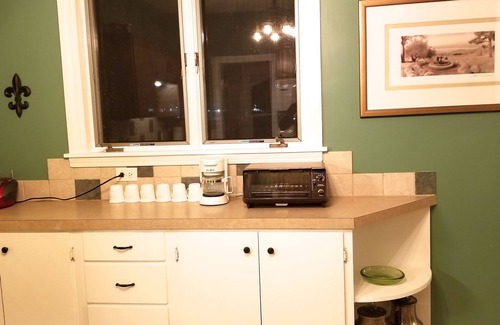 Holland House | 3-bedroom vacation home just a 4-minute walk to Downtown Holland.