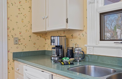 Siskiyou-Hargadine Historic District House | 3 Bedroom Victorian a few blocks from Downtown!