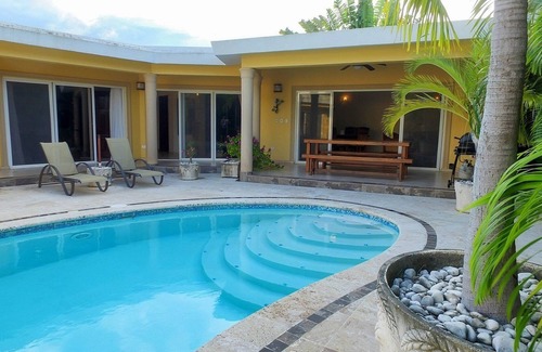 La Mulata Villa | 3-bedroom villa in gated residence with free shuttle bus/cable TV/Wi-Fi/pool