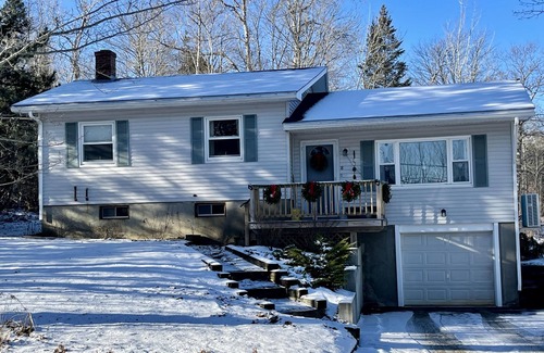 Woodland House | 3-Bedroom w/Attached Garage