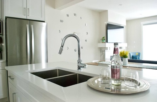 Marda Loop Apartment | 3 Bedroom with Sleeper Sofa Sleeps 8! Near downtown and Foothills Hospital