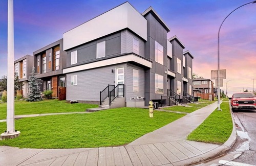 Marda Loop Apartment | 3 Bedroom with Sleeper Sofa Sleeps 8! Near downtown and Foothills Hospital