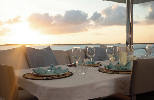Tar Bay Boat Rental | 3-bedroom yacht in lovely Exuma with AC