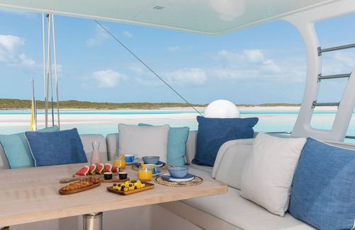 Tar Bay Boat Rental | 3-bedroom yacht in lovely Exuma with AC