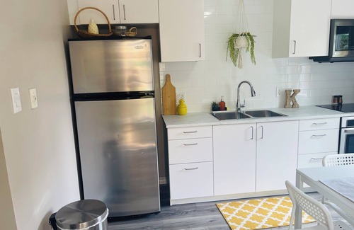 Niagara Falls Apartment | 3 BedroomHIDDEN GEM , WALKING DISTANCE TO FALLS