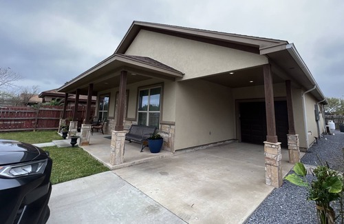 Brownsville House | 3 bedrooms 2 1/2 bathrooms sleep 7 people