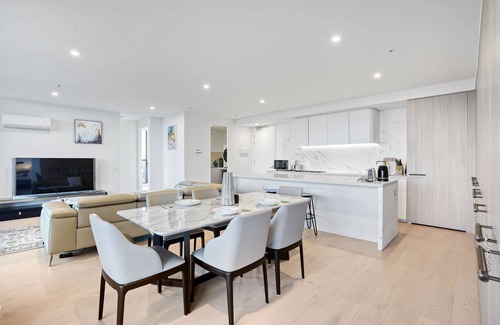 Glen Waverley Apartment | 3 Bedrooms Apartment in Sky Garden, 2 mins to Glen Waverley Shopping Centre