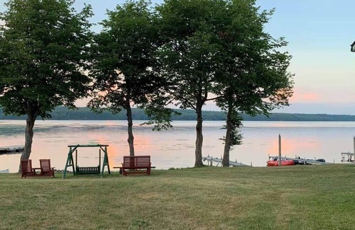 Rideau Lakes Cabin | 3 bedrooms Cozy Cabin on Westport Ontario, Family and pet friendly !