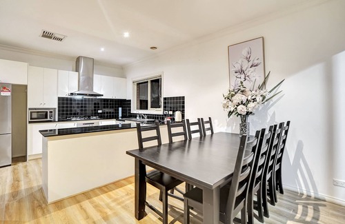 Templestowe Lower House | 3 Bedrooms House walking to Shopping Town