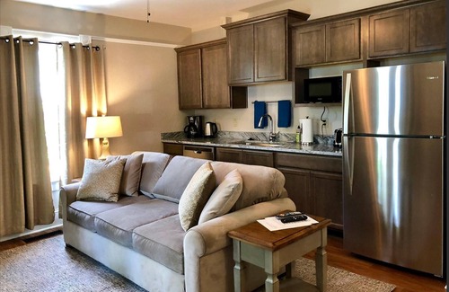 Ashland Apartment | 3 bedrooms include a king and two queen size beds, 2 bathrooms, and kitchenette.