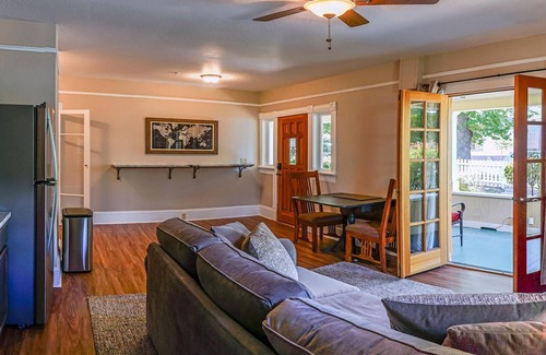 Ashland Apartment | 3 bedrooms include a king and two queen size beds, 2 bathrooms, and kitchenette.