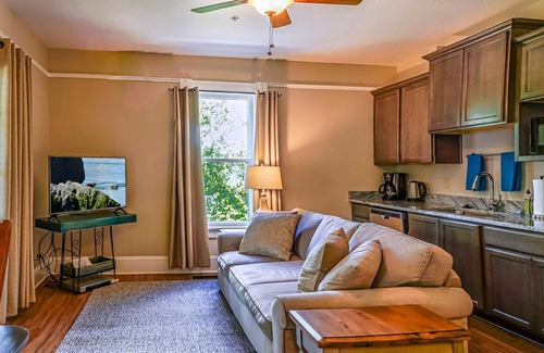 Ashland Apartment | 3 bedrooms include a king and two queen size beds, 2 bathrooms, and kitchenette.