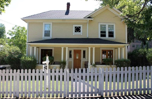 Ashland Apartment | 3 bedrooms include a king and two queen size beds, 2 bathrooms, and kitchenette.