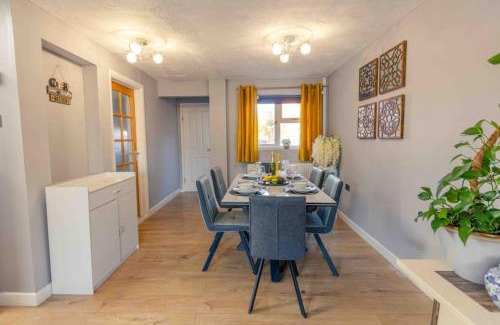 Andover House | 3 Bedrooms - Sleeps 8 - Wifi - 3 Car Parking