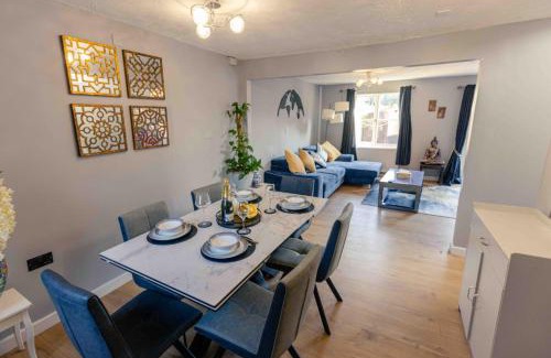 Andover House | 3 Bedrooms - Sleeps 8 - Wifi - 3 Car Parking