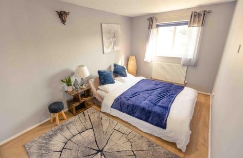 Andover House | 3 Bedrooms - Sleeps 8 - Wifi - 3 Car Parking