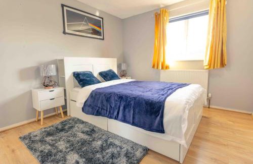 Andover House | 3 Bedrooms - Sleeps 8 - Wifi - 3 Car Parking