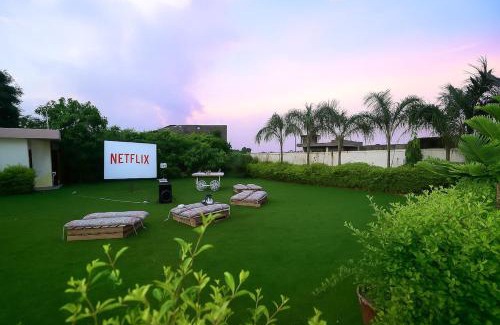 Jamdoli Villa | 3 BHK Luxury Farm with swimming pool ,Jacuzzi ,open air screen & lawn for Big Groups