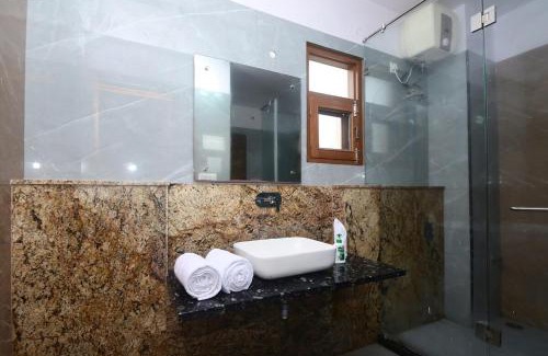 Jamdoli Villa | 3 BHK Luxury Farm with swimming pool ,Jacuzzi ,open air screen & lawn for Big Groups