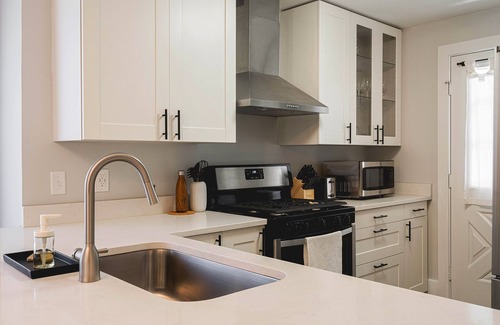 Ferndale House | 3 BLK walk to funky DT Ferndale 20 min drive to DT Detroit Hip Historic Home