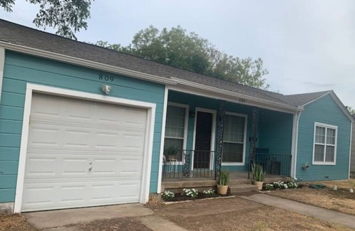 Arlington House | 3 blocks from AT&T Stadium 2 bedroom-sleeps 6
