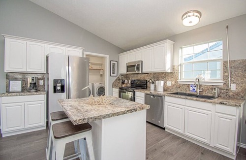 Pirates Beach House | 3 blocks from beach! Family size, great view. Only minutes from grocery shops.