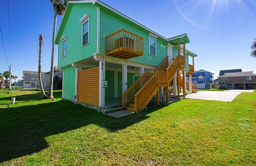 Pirates Beach House | 3 blocks from beach! Family size, great view. Only minutes from grocery shops.