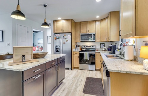 Colonial Beach Cottage | 3 Blocks to Beach & Potomac River: Virginia Escape