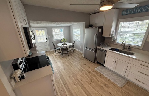 North Carolina Coast House | 3 BLOCKS TO BEACH & BOULEVARD - Lindy's Landing, 3 BLOCKS FROM THE BEACH & BOULEVARD -Lindy's Landin