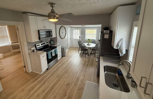 North Carolina Coast House | 3 BLOCKS TO BEACH & BOULEVARD - Lindy's Landing, 3 BLOCKS FROM THE BEACH & BOULEVARD -Lindy's Landin