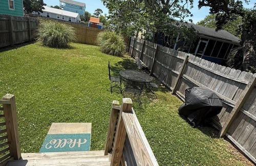 North Carolina Coast House | 3 BLOCKS TO BEACH & BOULEVARD - Lindy's Landing, 3 BLOCKS FROM THE BEACH & BOULEVARD -Lindy's Landin