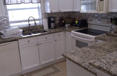 Port Canaveral Condo | 3 BR 2 Ba close to ocean, NASA, cruise Port, & Disney for interns & contractors