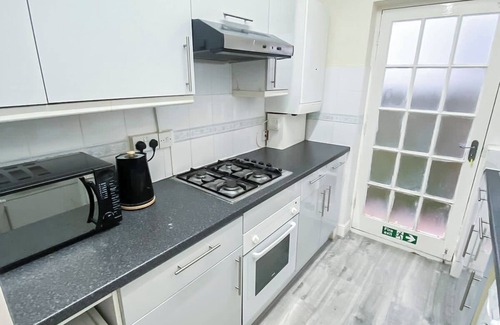Golders Green Apartment | 3-BR apartment Near Hampstead Heath w/Free Parking & Private Garden in Londonn